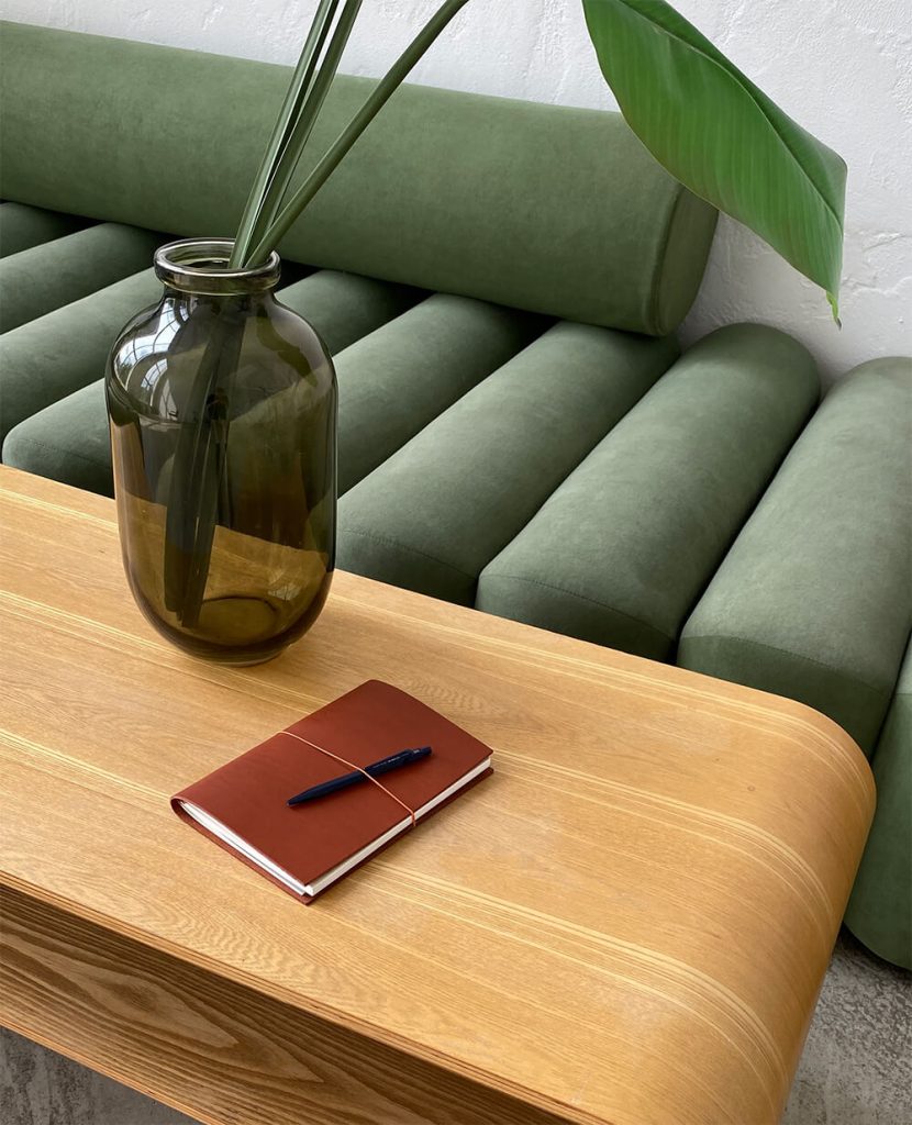 мінімалістичний набір канцелярії для щоденних ритуалів