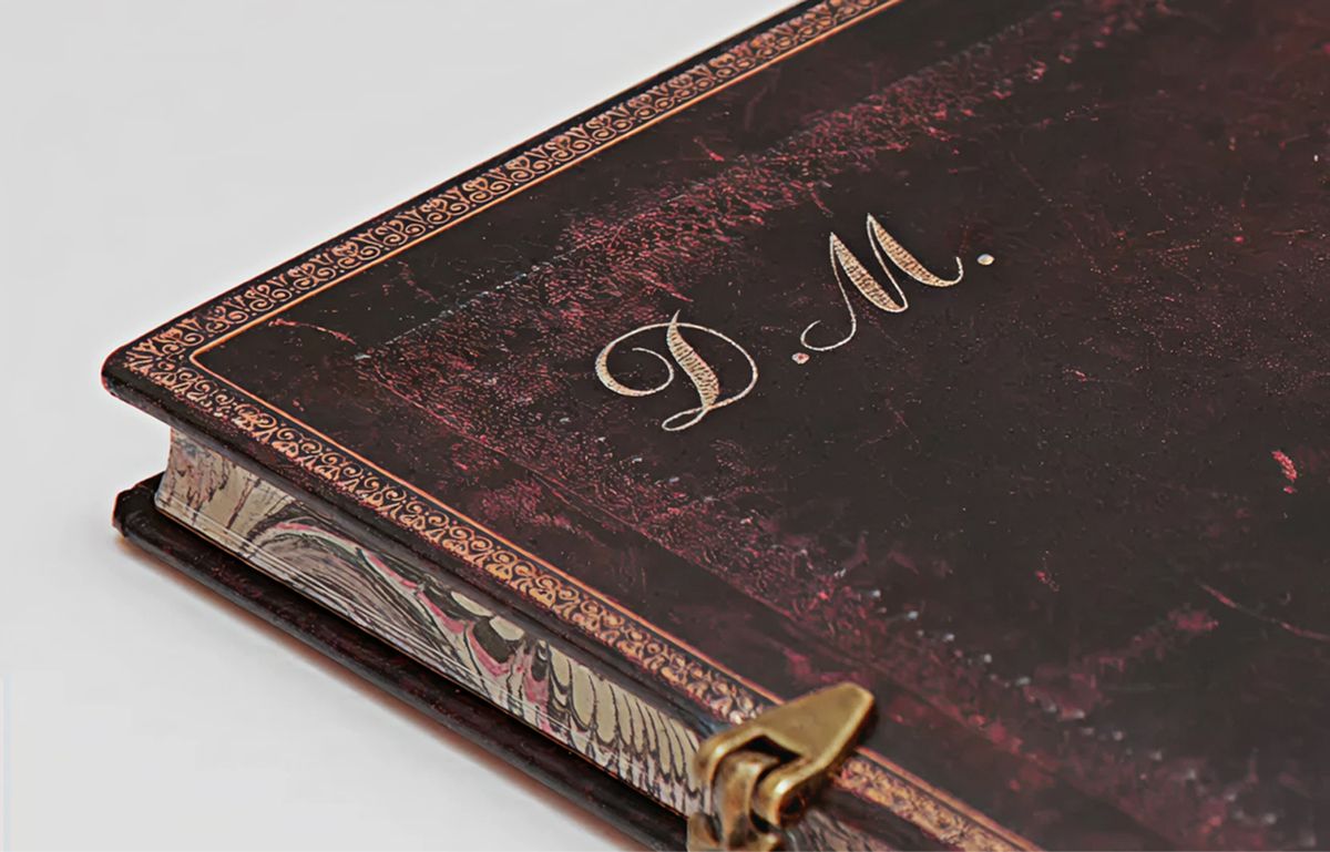 Нанесення ініціалів на блокнот Paperblanks