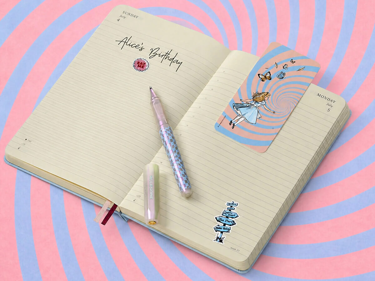 Розворот щоденника Moleskine Alice 2027