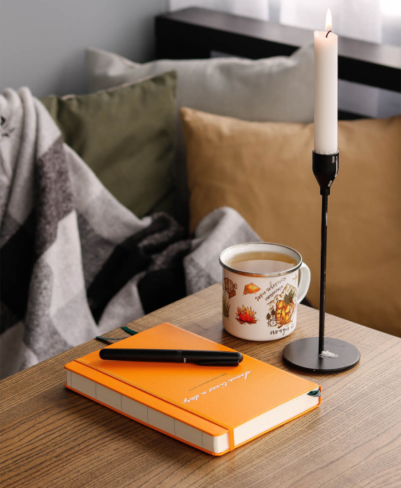 Як маленькі письмові ритуали тихо рятують нашу психіку у світі постійного шуму