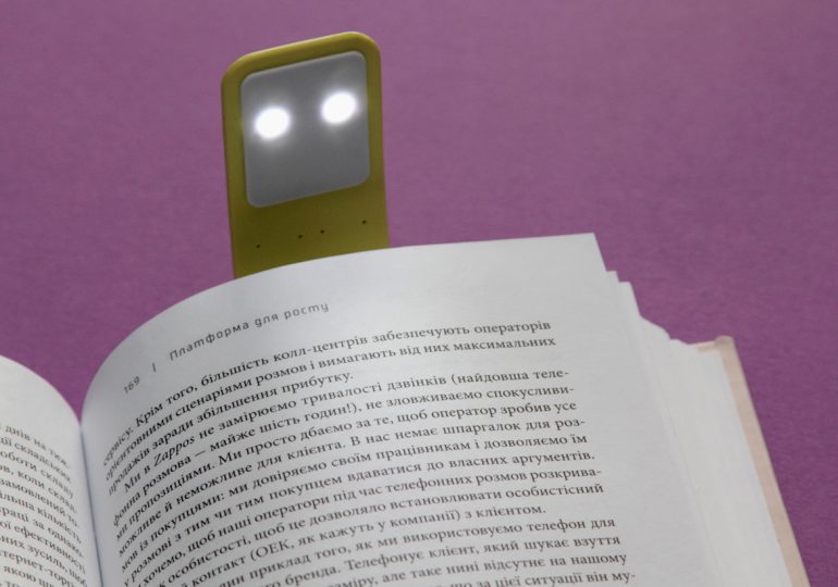 Освещаем страницы фонариком Moleskine Booklight Д.Магазин огляди