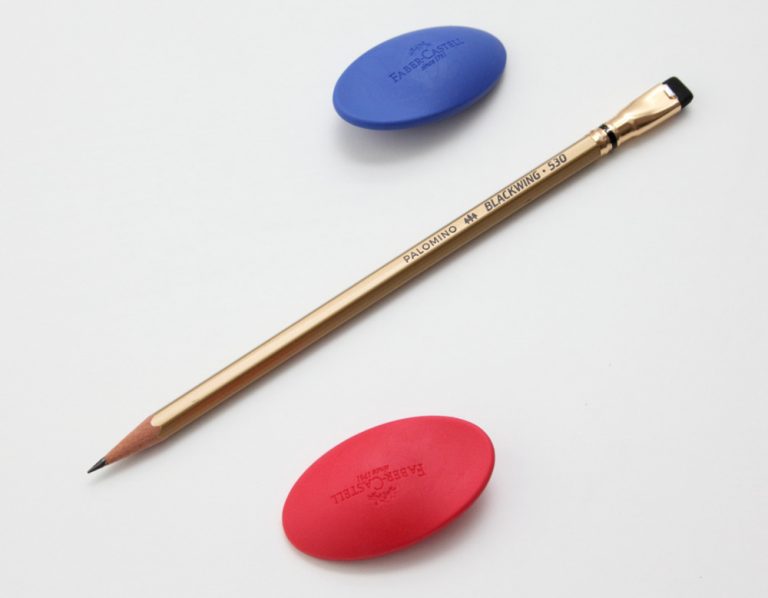 Рука с ластиком. Стертый ластик. Ластик резинка для стирание карандашей. Ластик стирает карандаш. Ластик стирает карандаш.