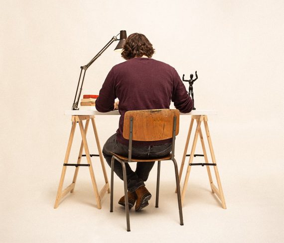 Чоловік планує день за методикою GTD і Bullet Journal