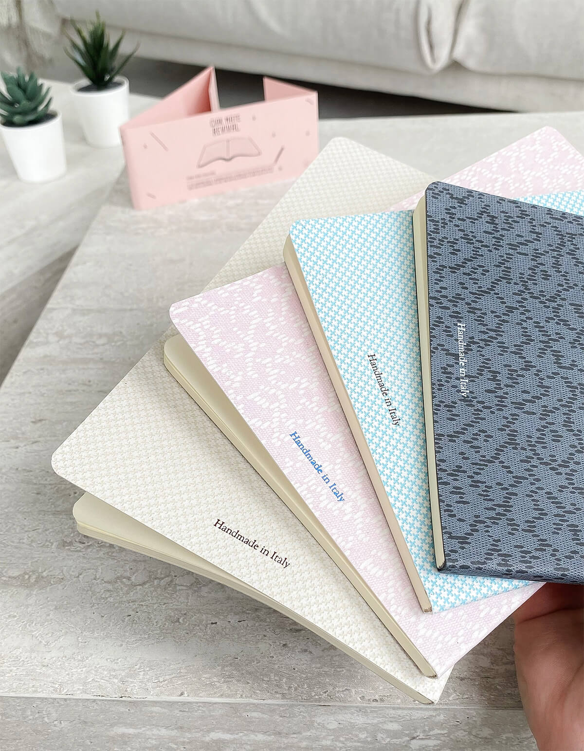 Тесніння Handmade in Italy на задній сторінці обкладинки