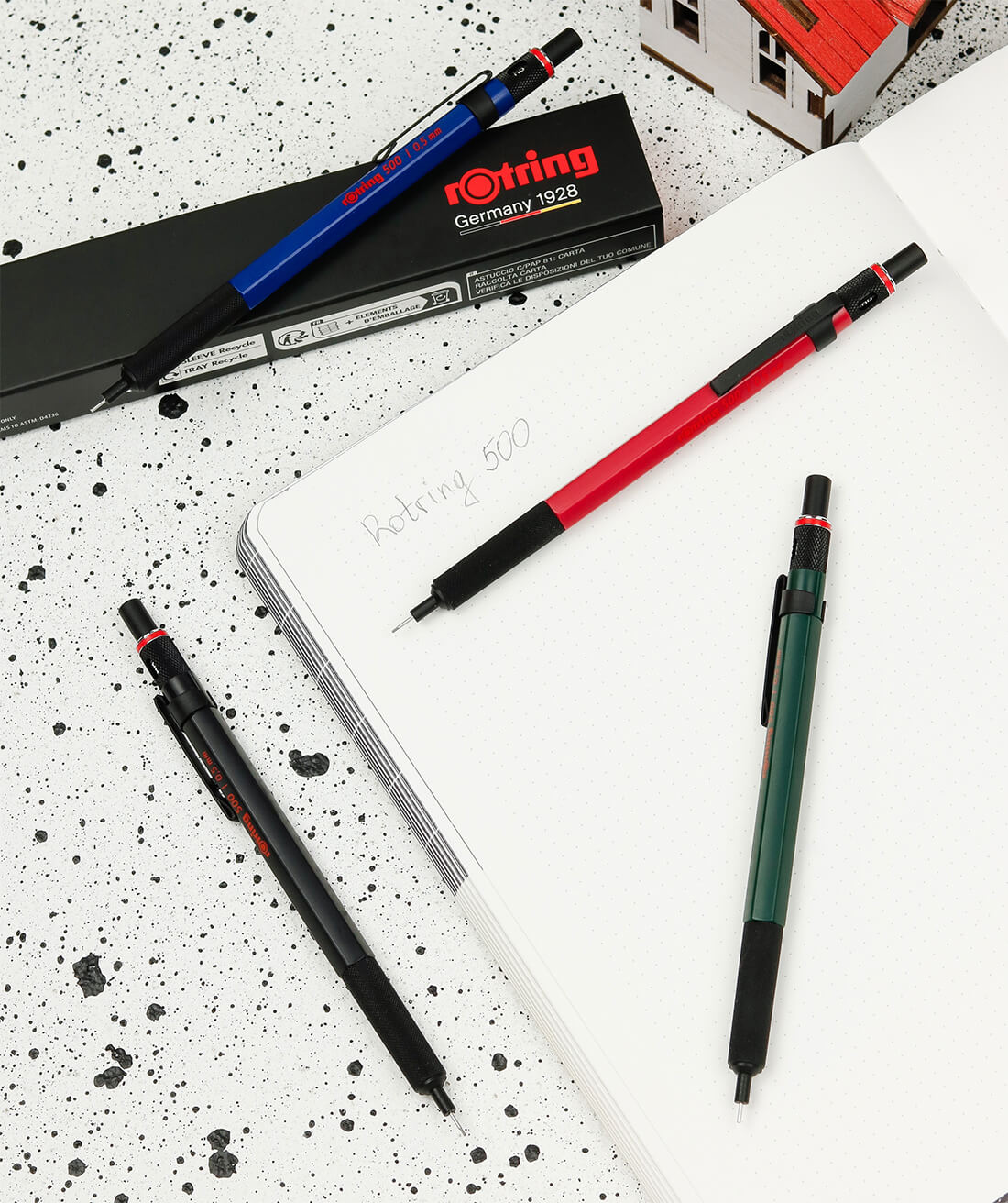 Колірні варіанти Rotring 500 — чорний, синій, червоний і зелений корпуси