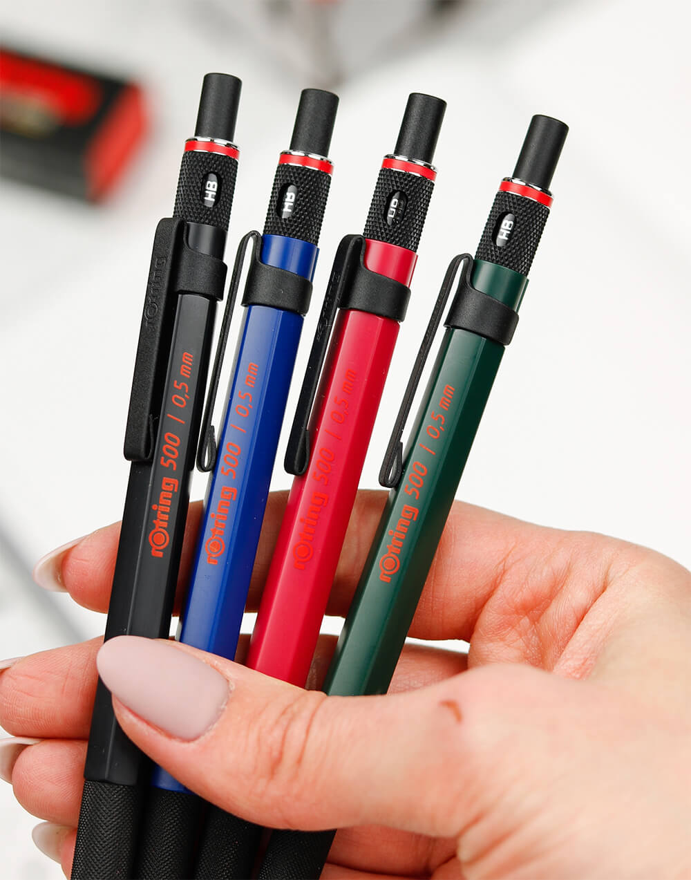 Колірні варіанти Rotring 500 — чорний, синій, червоний і зелений корпуси