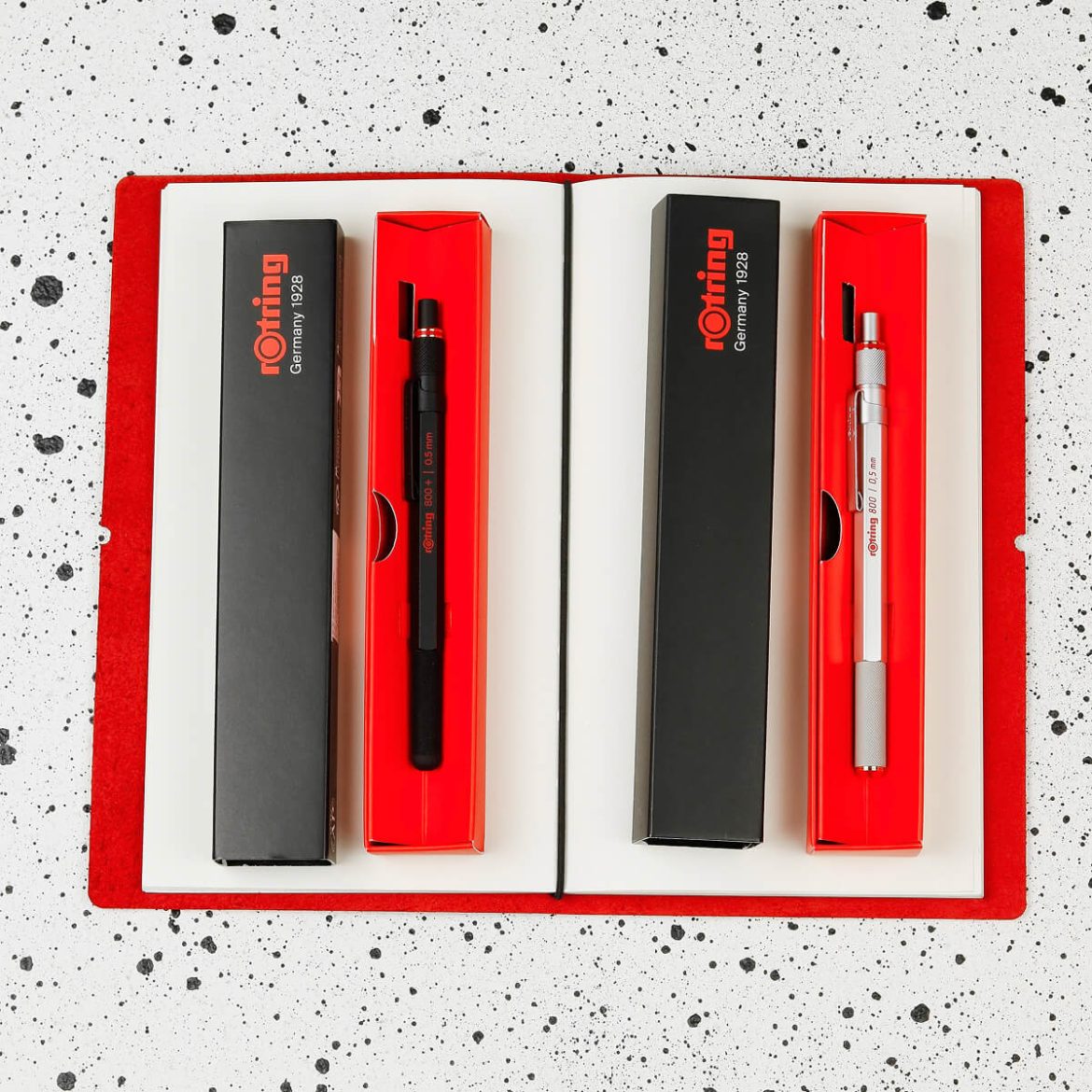 Rotring 800 на робочому столі — інструмент для дизайнерів та архітекторів