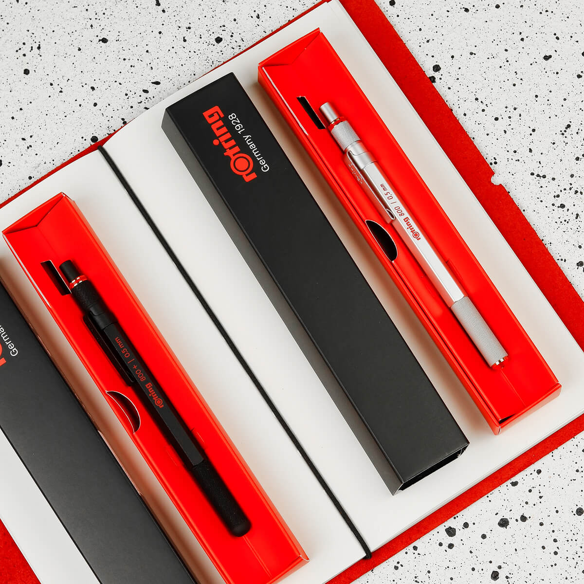 Rotring 800 в боксі на робочому столі в порівнянні з блокнотом