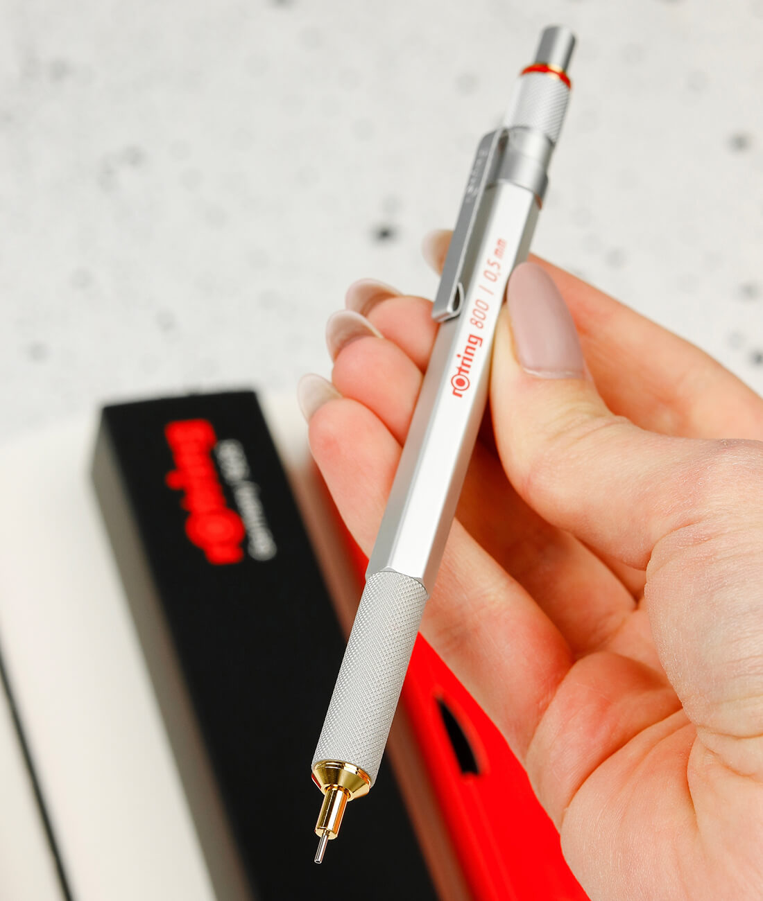 Rotring 800 у руці — баланс і зручність під час креслення