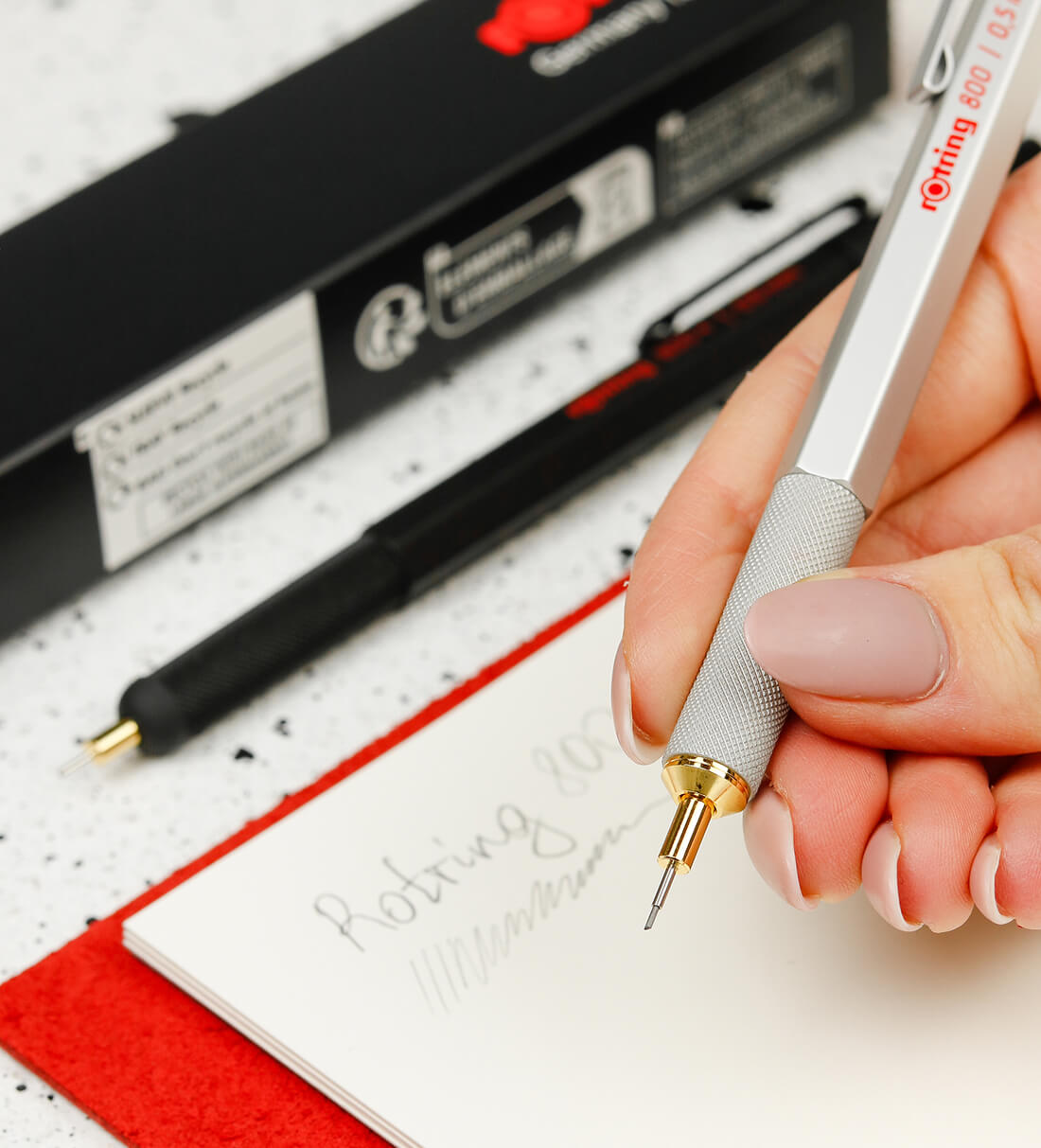 Rotring 800 у руці — баланс і зручність під час креслення