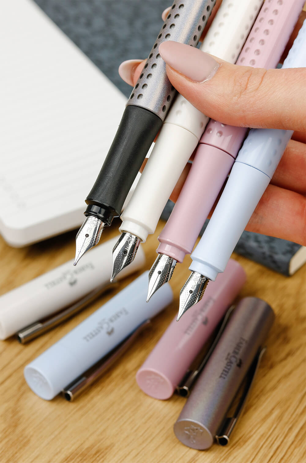 різні кольори чорнильних ручок Grip 2001 поруч