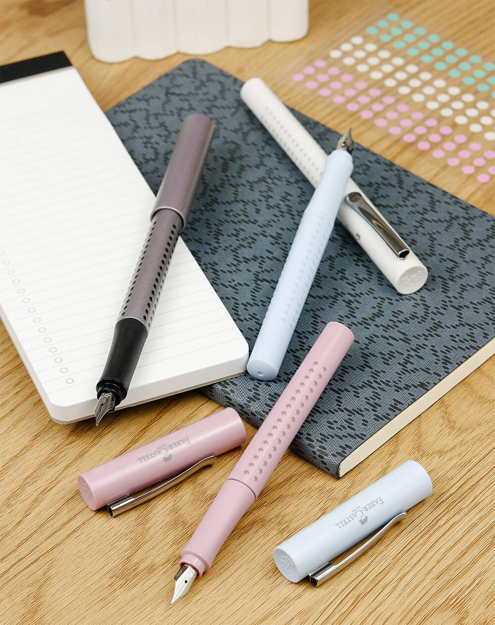 різні кольори чорнильних ручок Grip 2001 поруч