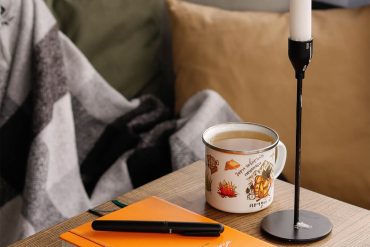 акуратний робочий стіл з папером, олівцем і чашкою кави