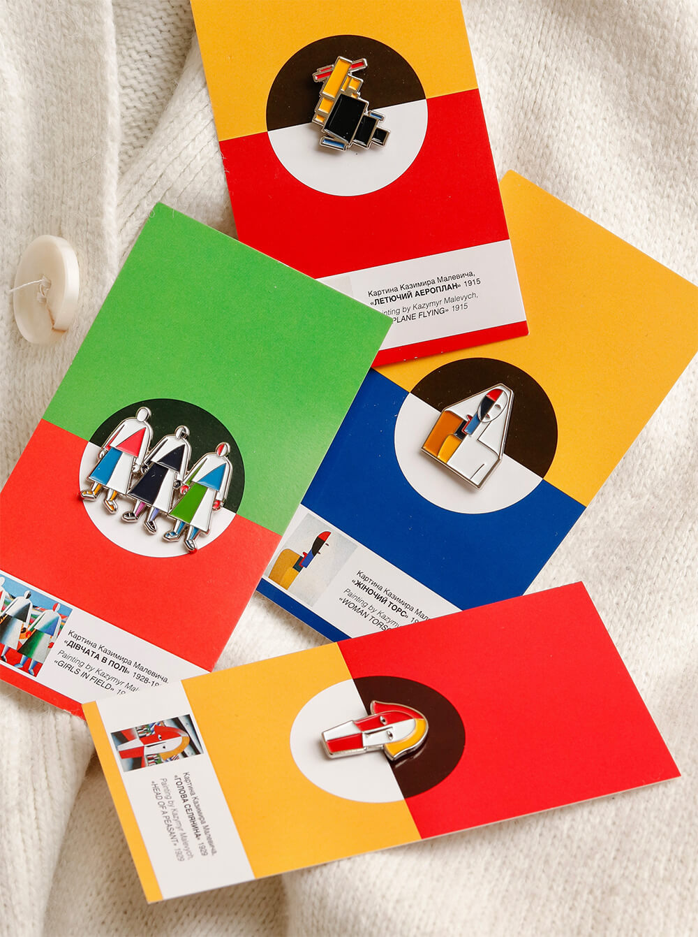 набір із чотирьох значків у коробці