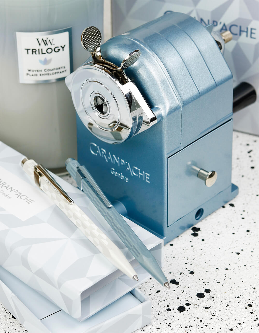 Лімітована колекція Caran d’Ache Alpine Frost — кулькові ручки 849 у зимових відтінках і металева точилка