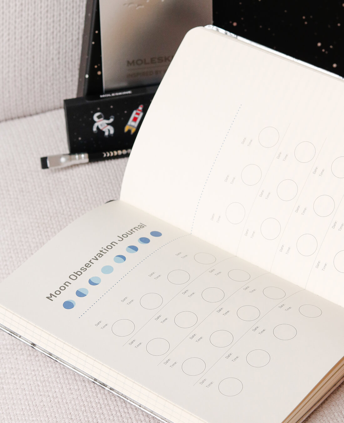 Відкритий блокнот Moleskine NASA зі сторінками обсерваторного стилю