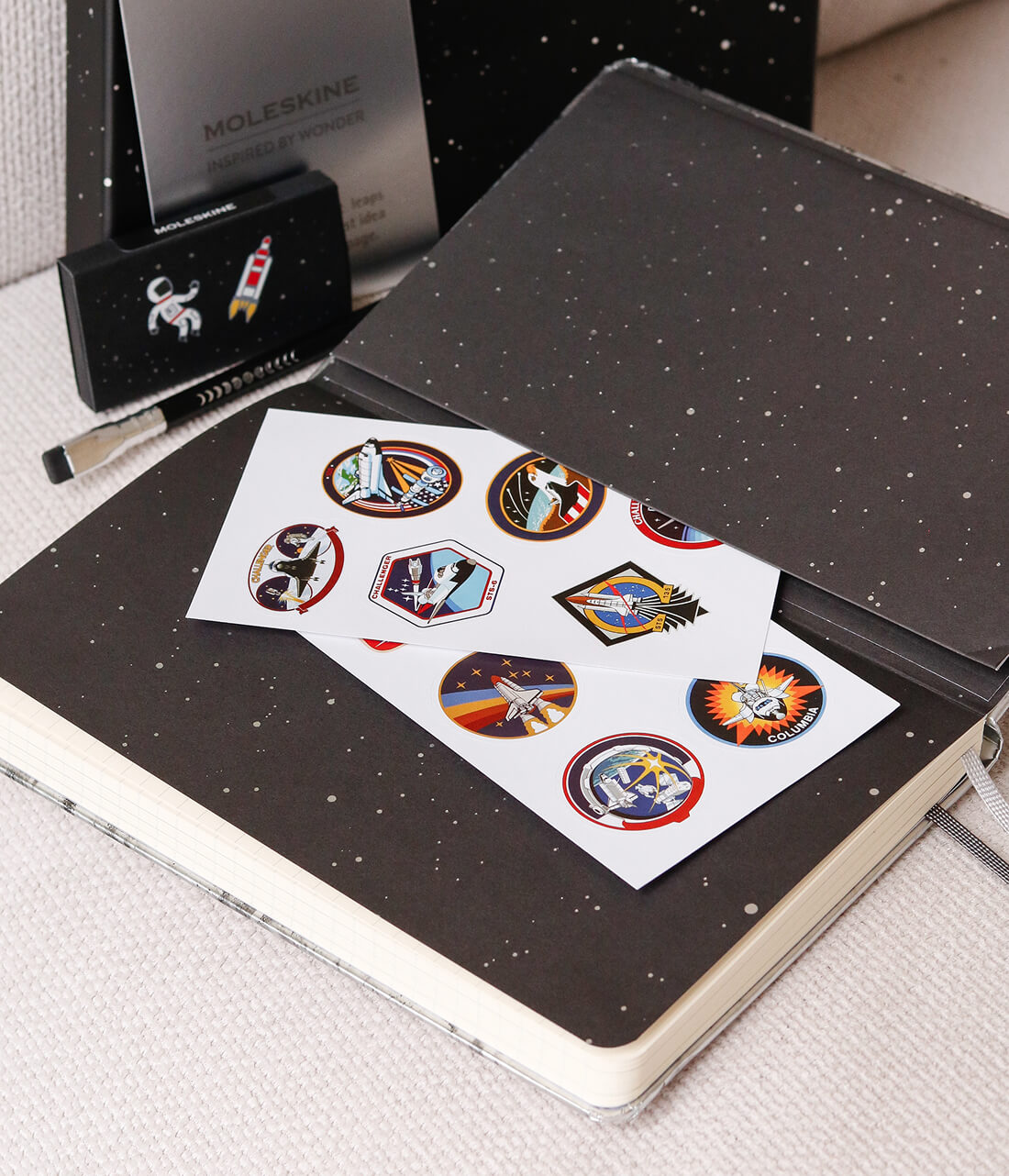Відкритий блокнот Moleskine NASA з наліпками