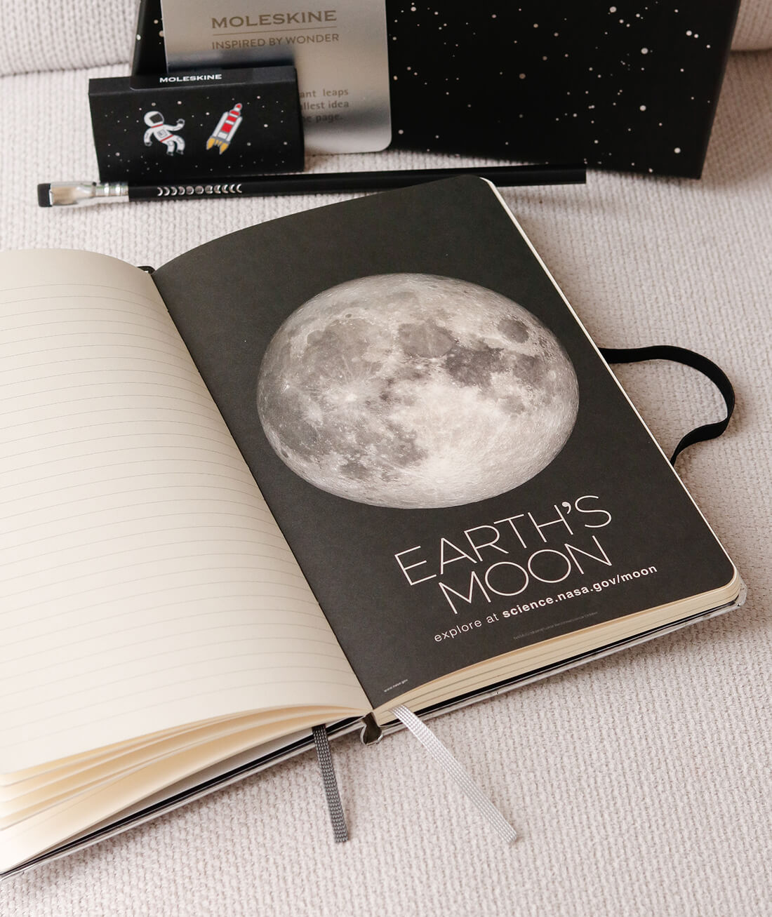 Відкритий блокнот Moleskine NASA зі сторінками обсерваторного стилю