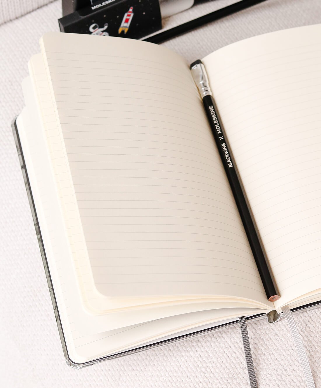 Відкритий блокнот Moleskine NASA зі сторінками у лінію
