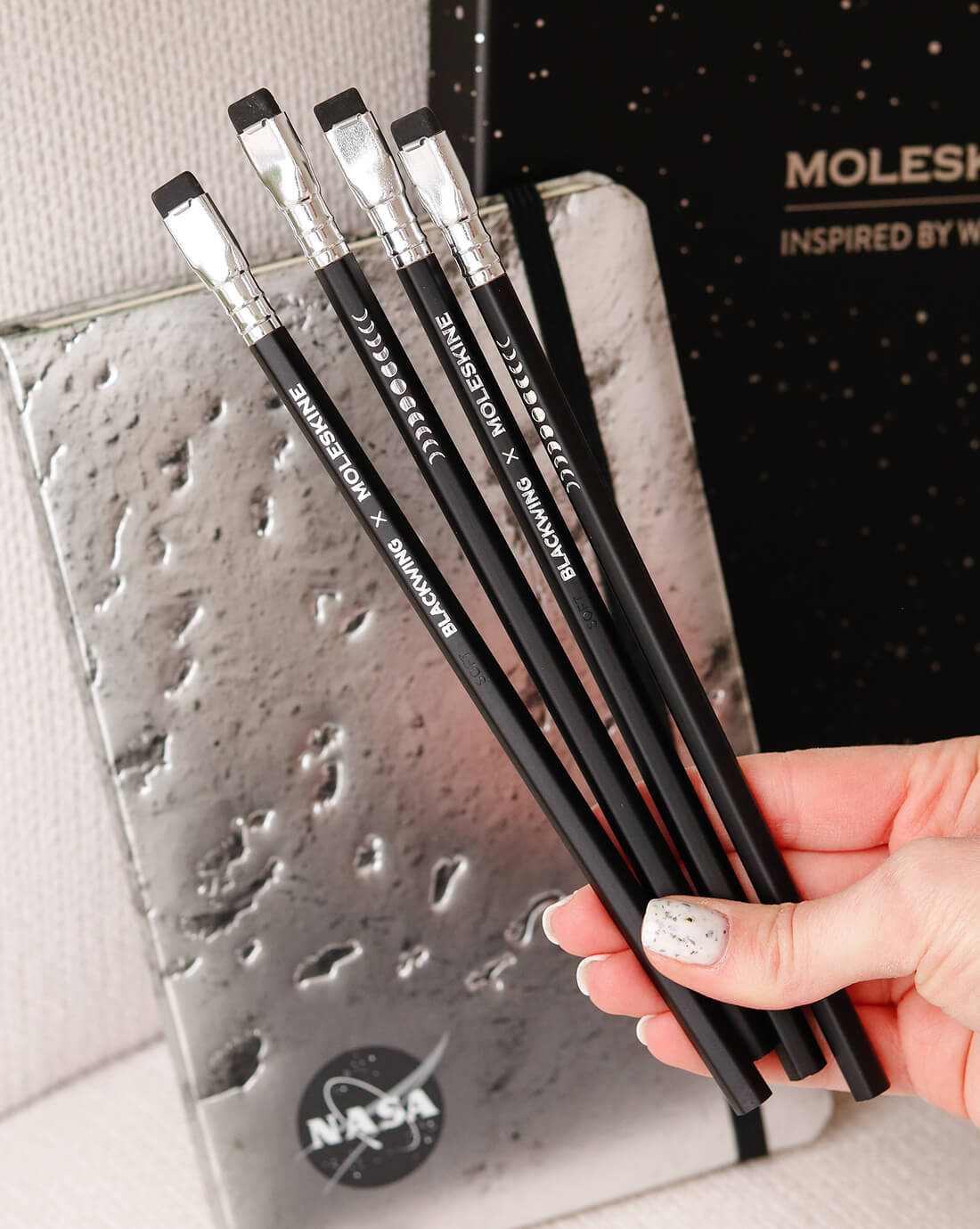 Олівці Blackwing x Moleskine NASA з натурального кедра крупним планом