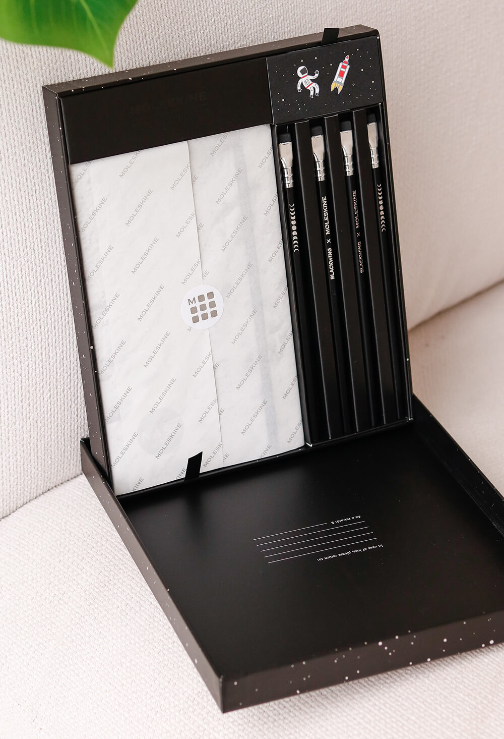 Повний набір Moleskine NASA на столі: блокнот, олівці, кліпси