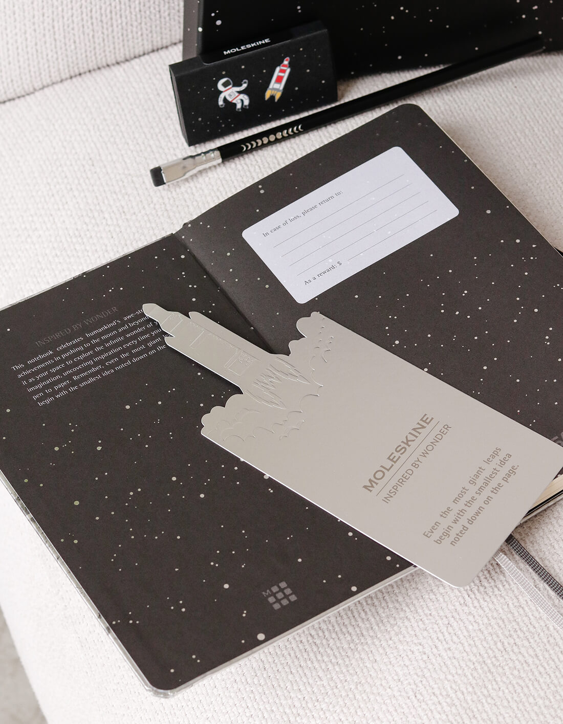 Відкритий блокнот Moleskine NASA