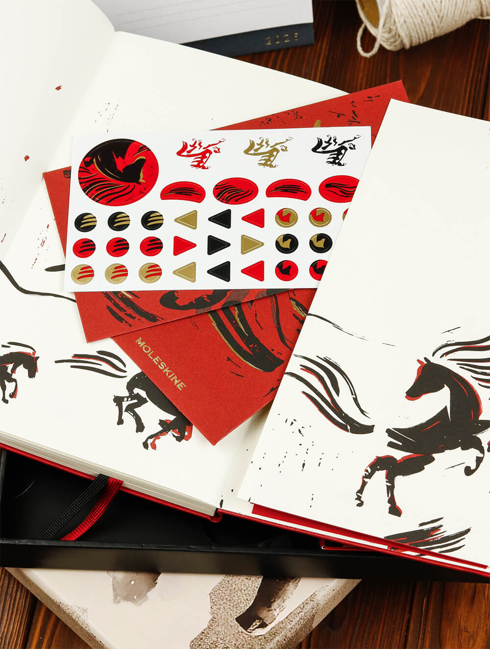 Тематичні наліпки та святкові конверти з комплекту Moleskine Year of the Horse