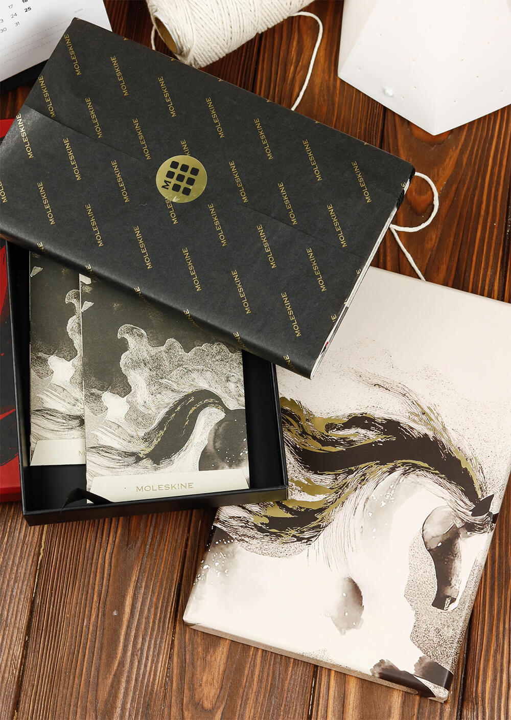 Деталь обкладинки Moleskine Year of the Horse — вогняна грива Коня, що проявляється від дотику