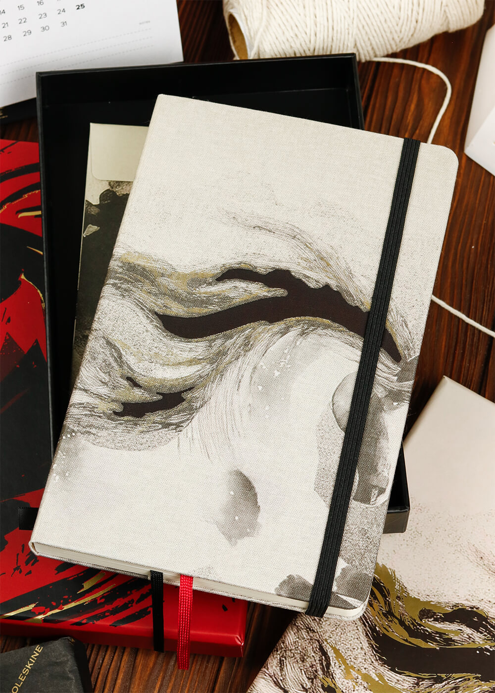 Фрагмент блокноту Moleskine Year of the Horse з текстильною обкладинкою та термоефектом