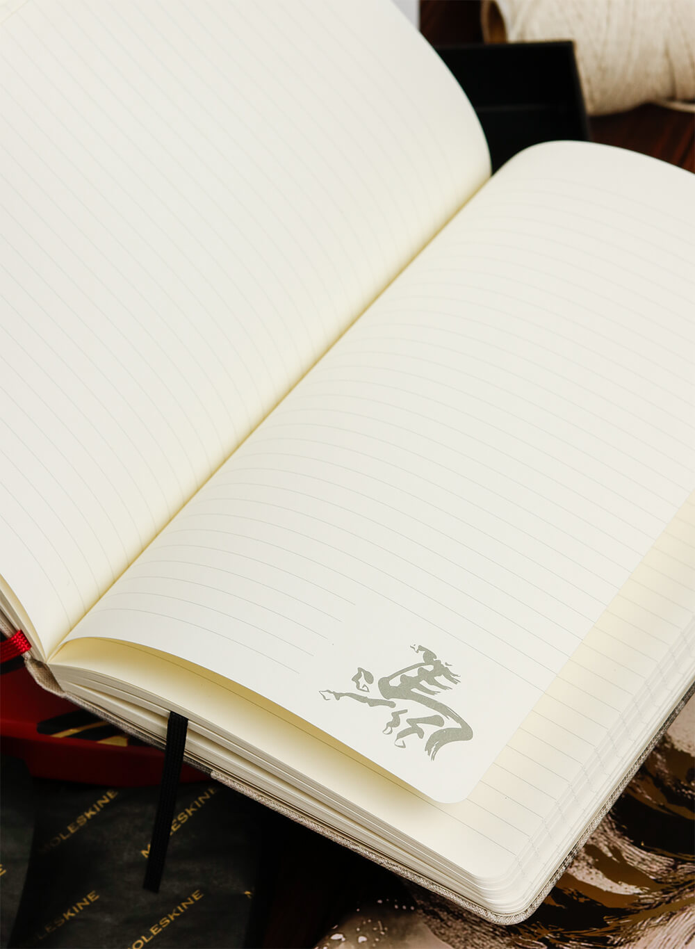 Деталь сторінок блокноту Moleskine Year of the Horse — папір кольору слонової кістки
