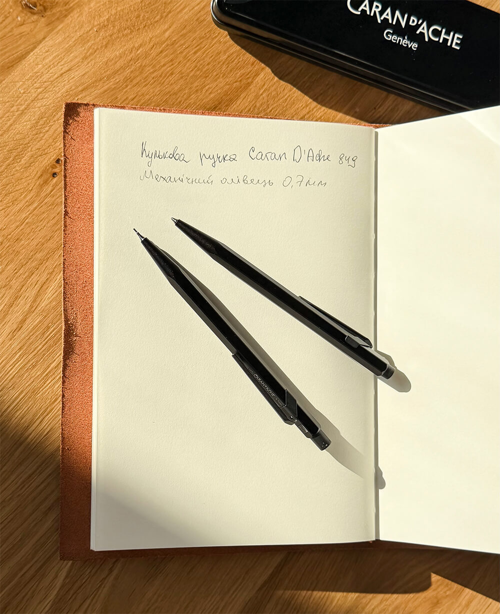 Як пишуть ручка і олівець Caran d’Ache 849 і 844 Black Code