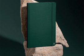 блокнот Karst зі сторінками з кам’яного паперу крупний план
