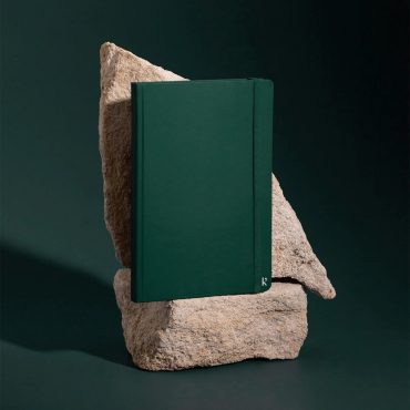 блокнот Karst зі сторінками з кам’яного паперу крупний план