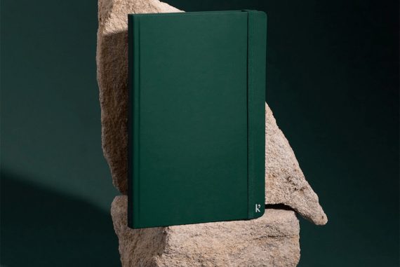 блокнот Karst зі сторінками з кам’яного паперу крупний план