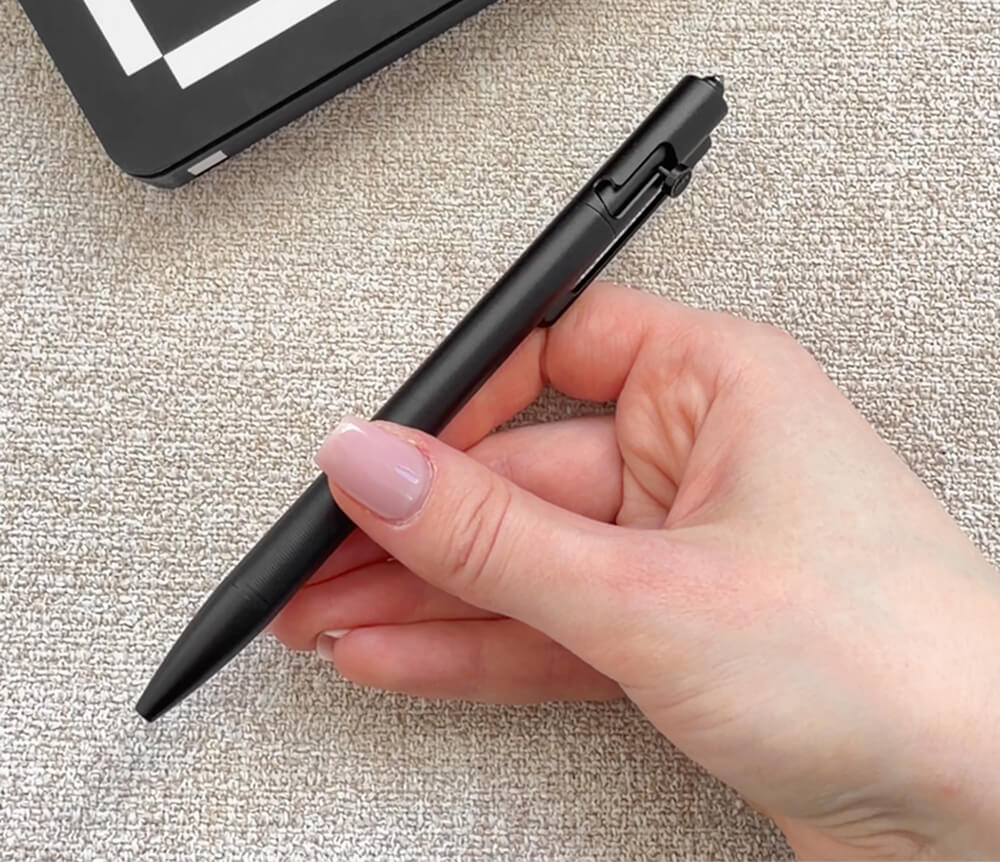 ручка Fisher Space Pen Measure Twice в руці