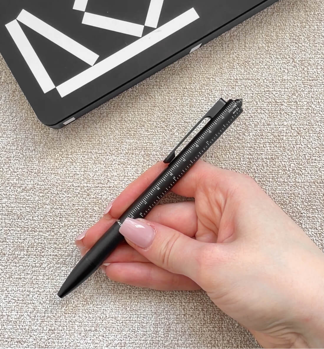 ручка Fisher Space Pen Measure Twice в руці крупним планом