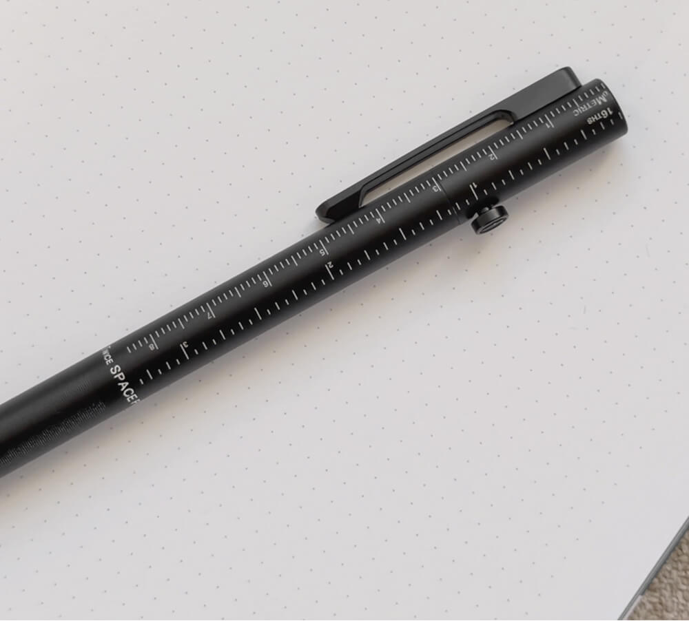 лінійка на корпусі Fisher Space Pen Measure Twice сантиметри і дюйми