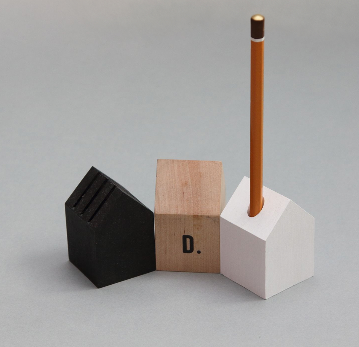 Дерев’яний будинок-підставка для олівця з нашим логотипом