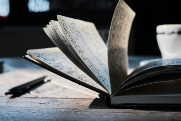 Блокнот з записами без сенсу