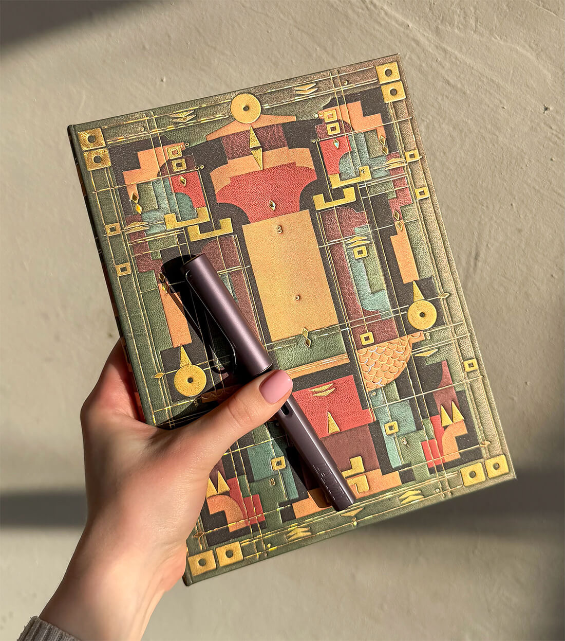 блокнот Paperblanks Лігво Лева у руці з ручкою Lamy