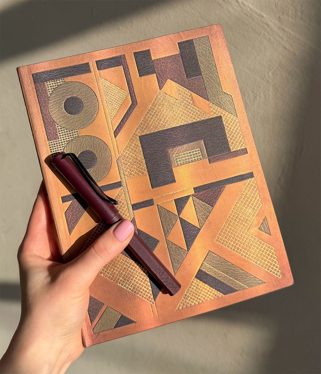 блокнот Paperblanks Зміна форми у руці з ручкою Lamy