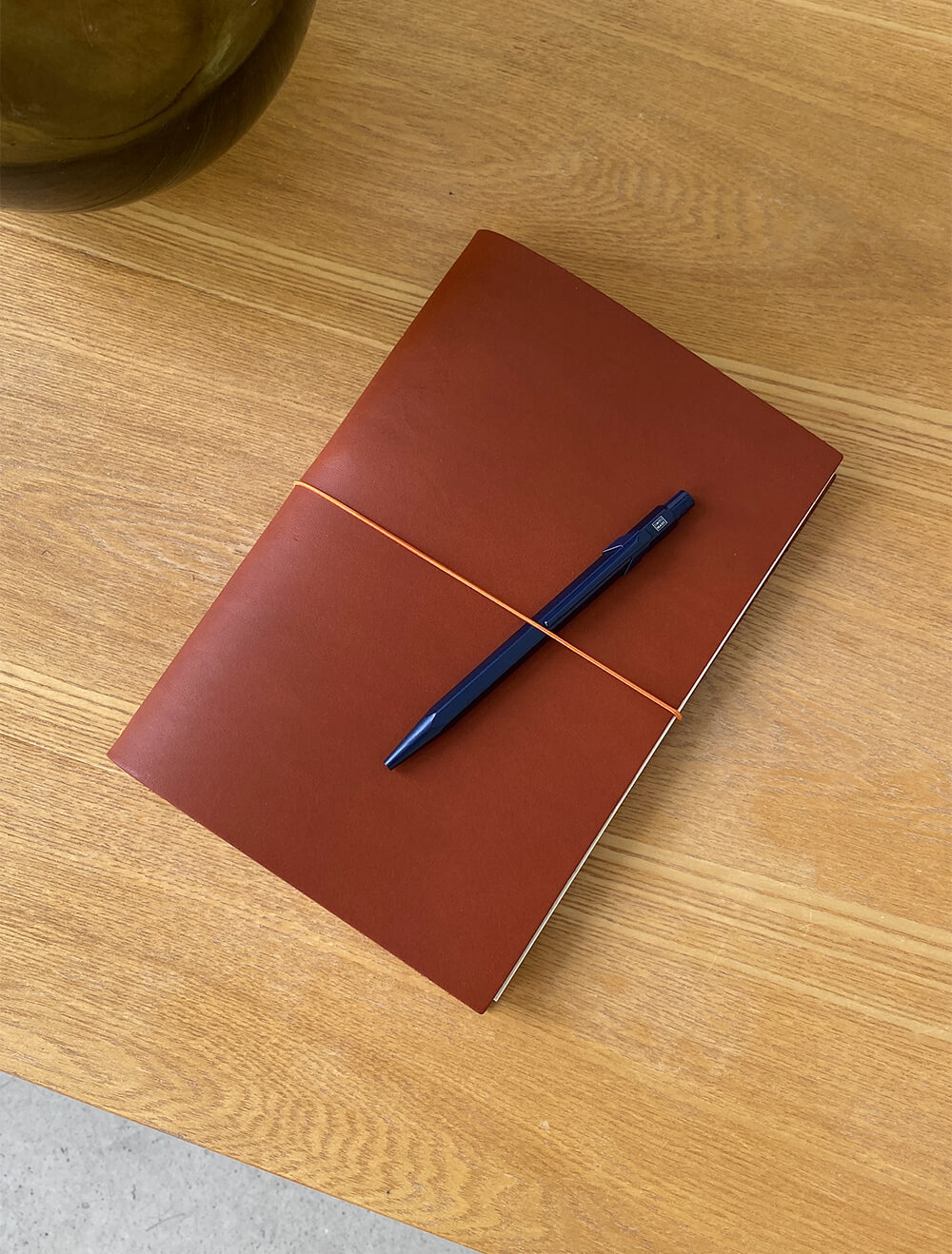 Ручки Caran d'Ache 849 на блокноті Paper Republic